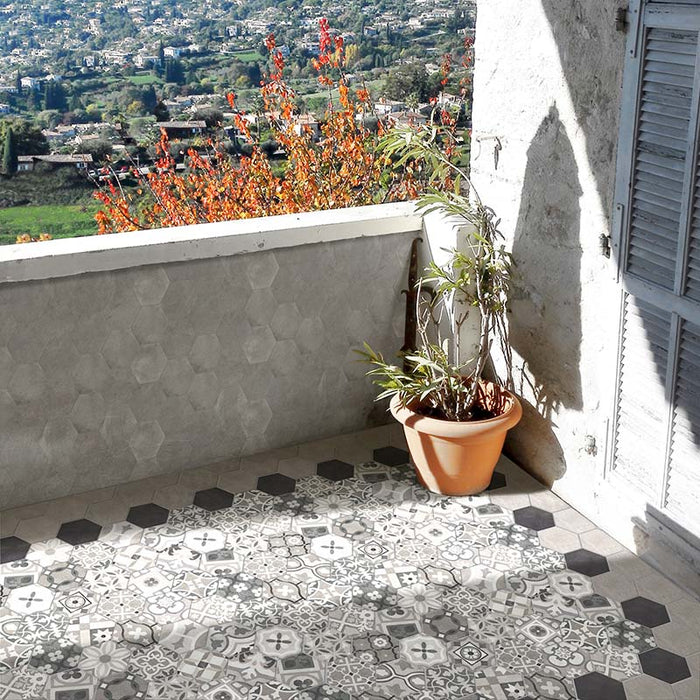 terrazzo con pavimento in gres porcellanato effetto cementine formato esagonale colore grigio della collezione Esagone Cementine di Keradom