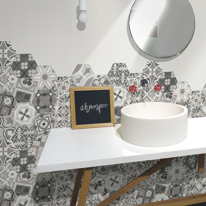 Bagno moderno con mobile bianco e legno e rivestimento in gres porcellanato effetto cementine formato esagonale colore grigio della collezione Esagone Cementine di Keradom