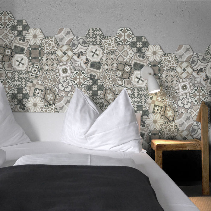 Camera da letto moderna con rivestimento in gres porcellanato effetto cementine formato esagonale colore grigio della collezione Esagone Cementine di Keradom