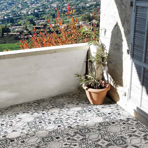 terrazzo con pavimento in gres porcellanato effetto cementine formato esagonale colore grigio della collezione Esagone Cementine di Keradom