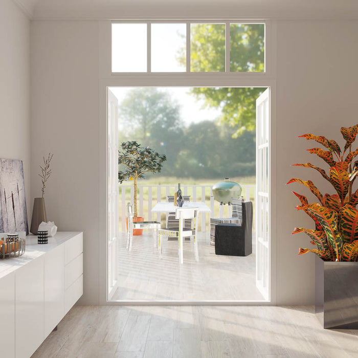 Casa con porta su grande balcone, pavimento continuativo in. gres porcellanato effetto legno moderno della collezione Feel di Paul & Co Ceramiche, formato 20x90, colore White