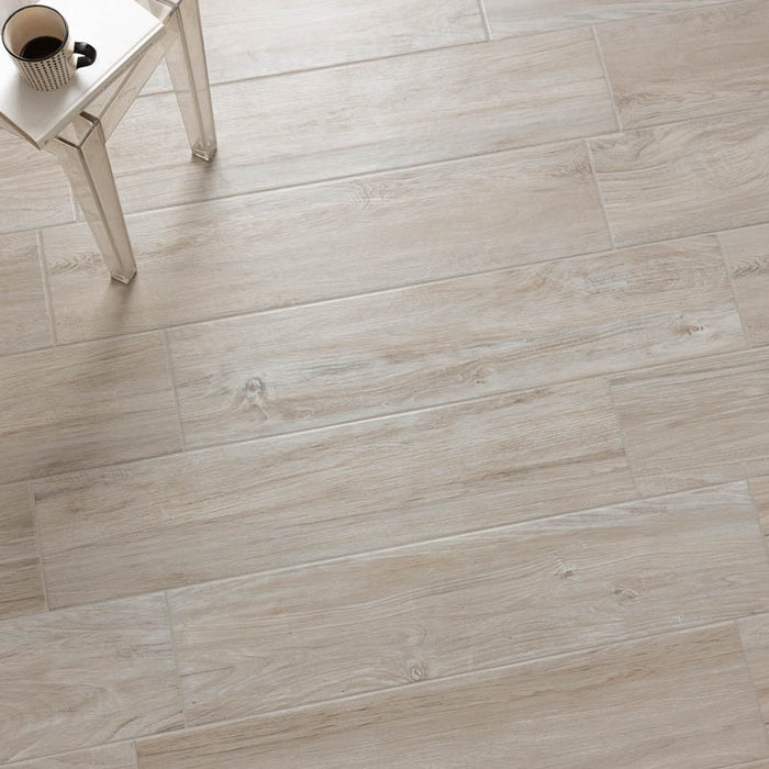 dettaglio pavimento in gres porcellanato effetto legno moderno della collezione Feel di Paul & Co Ceramiche, formato 20x90, colore White