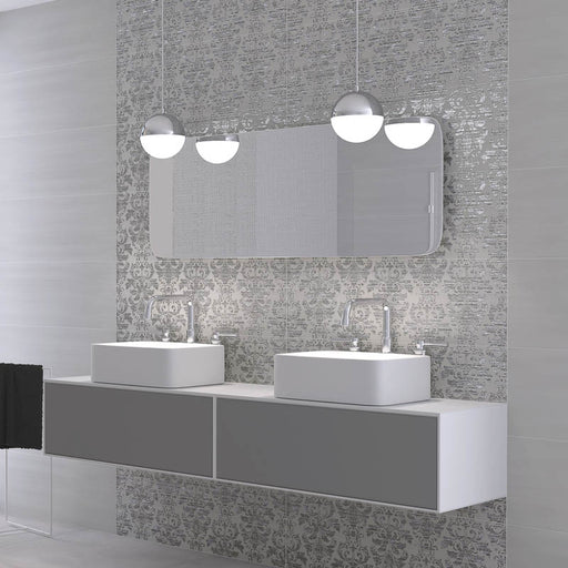 bagno moderno con mobile bagno sospeso bianco e grigio, doppio lavandino e muro rivestimento opaca con riflessi lucidi effetto CARTA DA PARATI CON DECORO Damascato della collezione Glow di Paul & Co Ceramiche, formato 33x100, colore Empire Grey