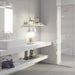 Bagno moderno con doccia walkin e muro con rivestimento in tinta unita effetto pennellato della collezione Glow di Paul & Co Ceramiche, formato 33x100, colore Grey