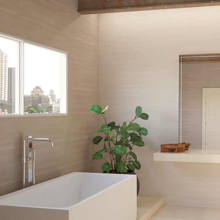 Bagno con lavandino moderno bianco e muro con rivestimento in tinta unita effetto pennellato della collezione Glow di Paul & Co Ceramiche, formato 33x100, colore Ivory