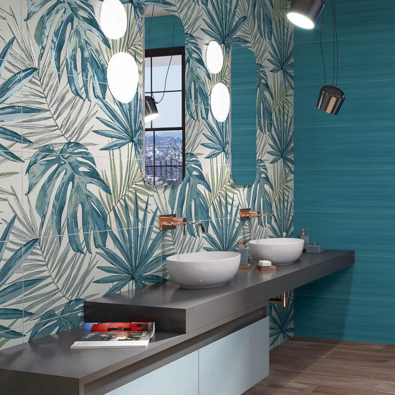 bagno moderno con mobile grigio scuro e muro con rivestimento opaca effetto CARTA DA PARATI CON DECORO FLOREALE della collezione Glow di Paul & Co Ceramiche, formato 33x100, colore Jungle Ice