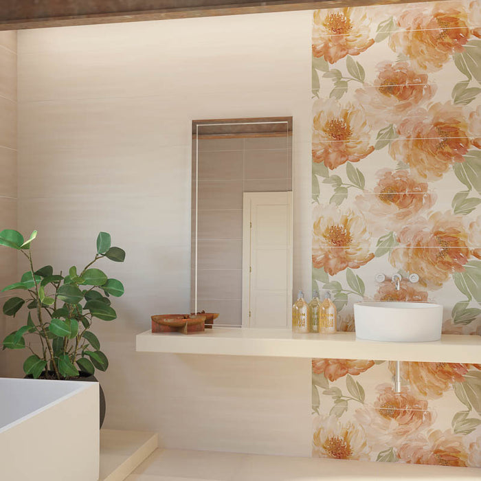 Bagno con mobile moderno sospeso e lavandino bianco, muro con rivestimento opaca effetto CARTA DA PARATI CON DECORO FLOREALE della collezione Glow di Paul & Co Ceramiche, formato 33x100, colore Peony Ivory