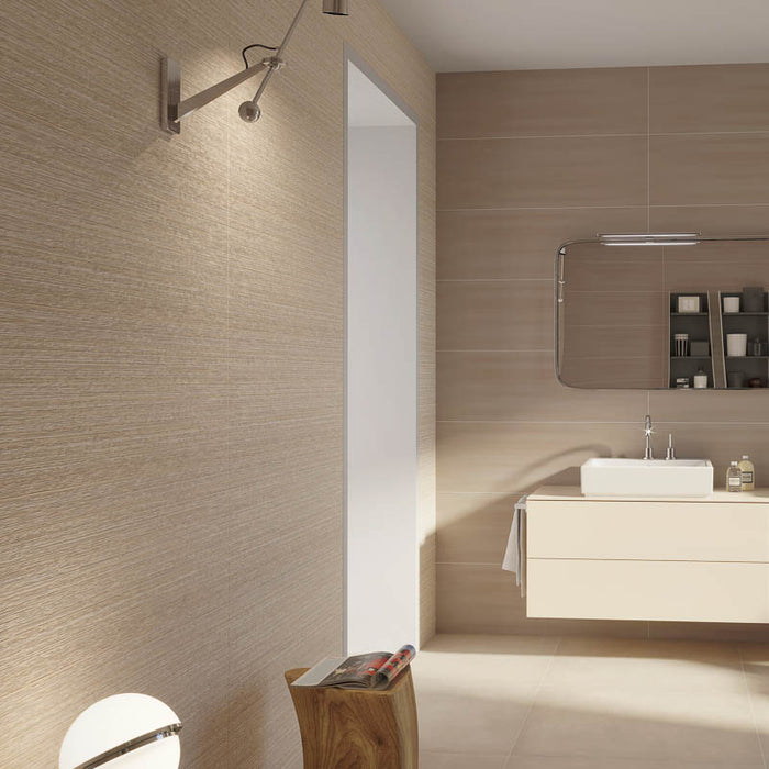 Bagno moderno con mobile bagno avorio, muro con rivestimento opaco effetto rigato della collezione Glow di Paul & Co Ceramiche, formato 33x100, colore Shape Sun