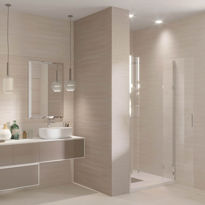 Bagno moderno con doccia tra tre muri e mobile bagno tortora, muro con rivestimento opaco effetto rigato della collezione Glow di Paul & Co Ceramiche, formato 33x100, colore Shape Sun