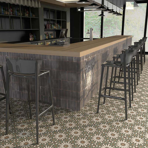 Bar moderno con bancone con rivestimento in gres porcellanato lucido stile vintage dal design Industrial chic effetto mattoncino della collezione Grunge di Savoia Italia, formato 7x21.6, colore Antracite