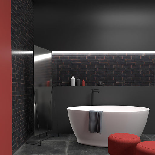 Bagno moderno nero e rosso con vasca bianca minimal, e muro con rivestimento in gres porcellanato lucido stile vintage dal design Industrial chic effetto mattoncino della collezione Grunge di Savoia Italia, formato 7x21.6, colore Nero