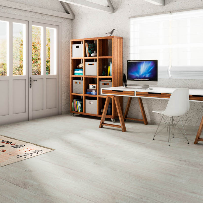 Studio moderno con scaffale in legno e scrivania in legno marrone e bianco, pavimento in gres porcellanato effetto legno naturale della collezione Homy di Paul & Co Ceramiche, nel formato 20x90, colore White