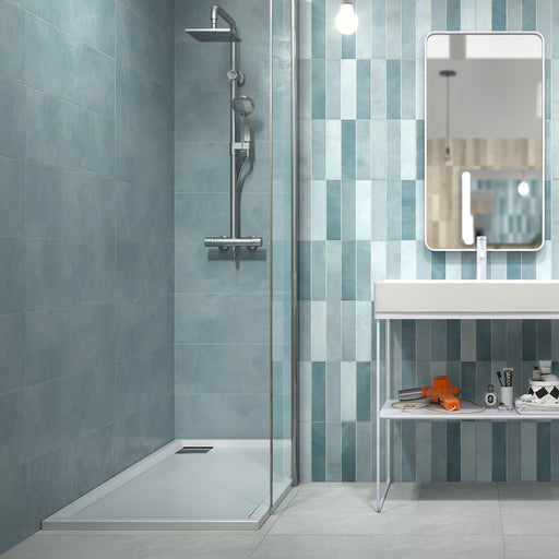 Bagno moderno con doccia walk in e piastrelle da rivestimento in bicottura tradizionale della collezione Karma, colore Blu nel formato 25x75 di Idea Ceramica