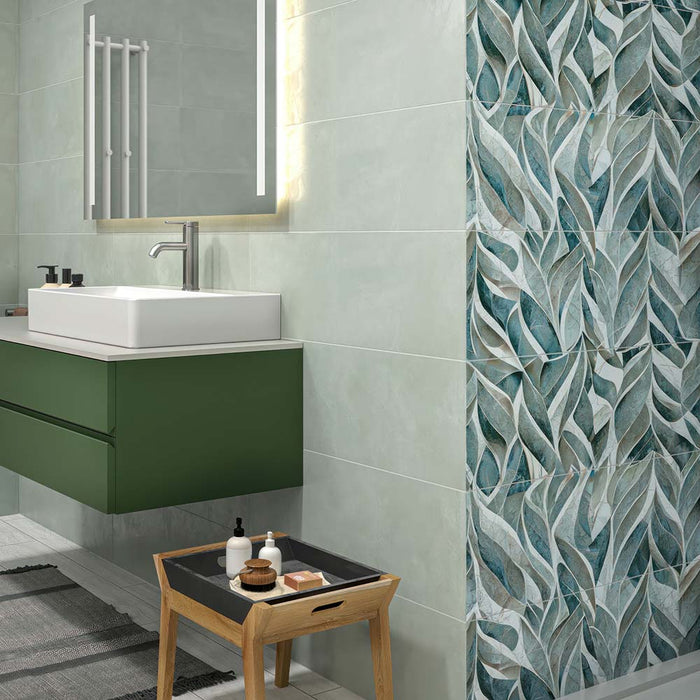 Bagno moderno con piastrelle da rivestimento in bicottura tradizionale della collezione Karma, colore Smeraldo nel formato 25x75 di Idea Ceramica