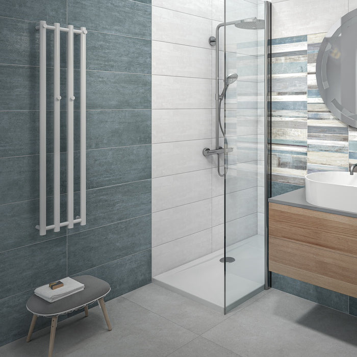 Bagno moderno con rivestimento in bicottura multicolor e rivestimenti tinta unita in bicottura nei colori bianco e blu navi della collezione Ki Match di idea Ceramica.