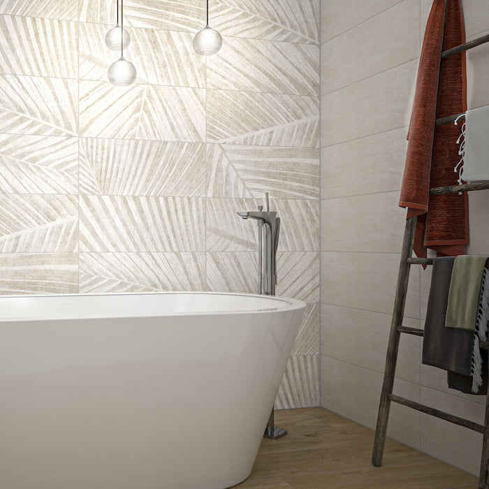 Bagno moderno elegante con vasca e rivestimenti a muro in bicottura tradizionale effetto carta da parati e tinta unita beige della collezione ki match di idea ceramica.