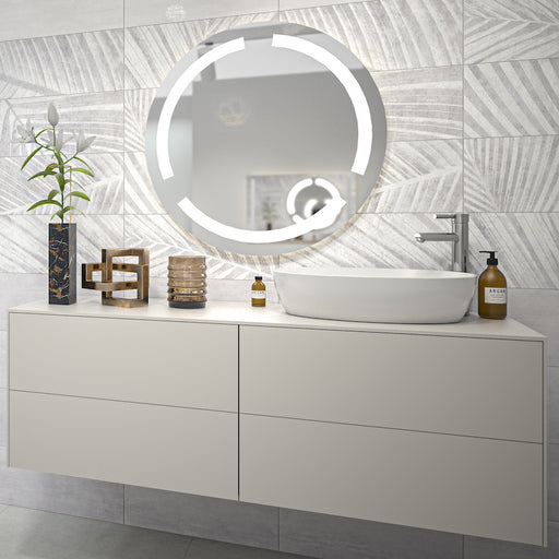 Bagno moderno elegante con rivestimenti a muro in bicottura tradizionale effetto carta da parati e tinta unita grigio della collezione ki match di idea ceramica.