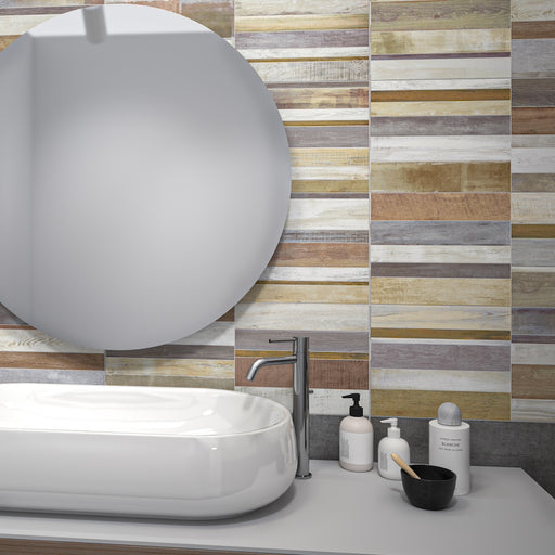 Bagno moderno con rivestimento in bicottura tradizionale della collezione Ki Match nella versione Plank Mud di Idea Ceramica, rivestimento multicolor.