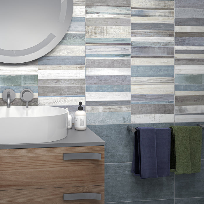 Bagno moderno con rivestimento in bicottura tradizionale della collezione Ki Match nella versione Plank Navy di Idea Ceramica, rivestimento multicolor effetto rigato