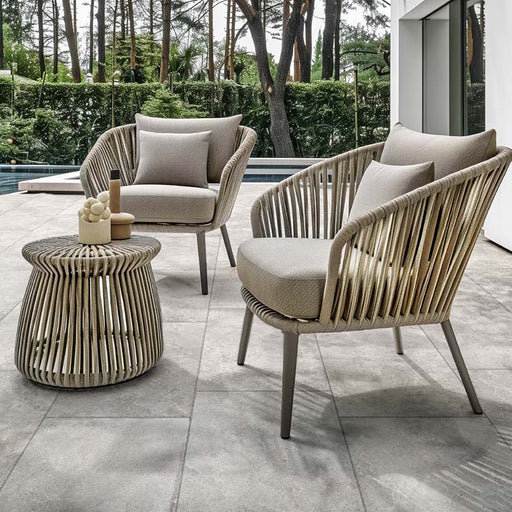 Spazio esterno con piscina e poltrone, pavimento in gres porcellanato effetto pietra. Collezione Luberon di Idea Ceramica, Colore Grey Formato 40x60 rettificato R11 antiscivolo per pavimenti esterni