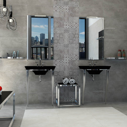 Bagno moderno con doppio lavandino nero e cromato, muro con rivestimento effetto cementine della collezione Madison di Paul & Co Ceramiche, formato 25x60, colore Grey