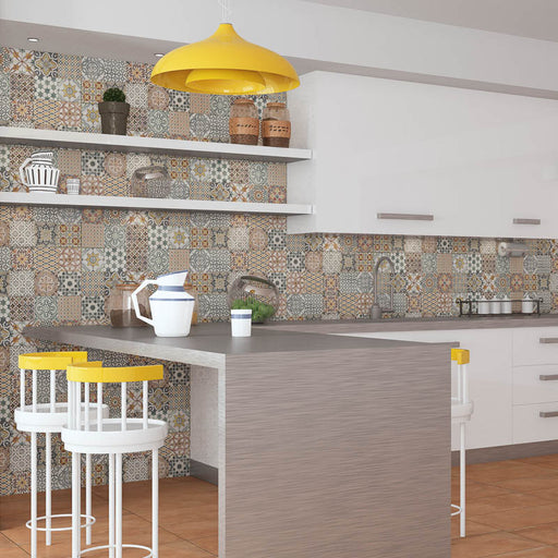 Cucina moderna con penisola e muro con rivestimento effetto cementine della collezione Madison di Paul & Co Ceramiche, formato 25x60, colore Multicolor