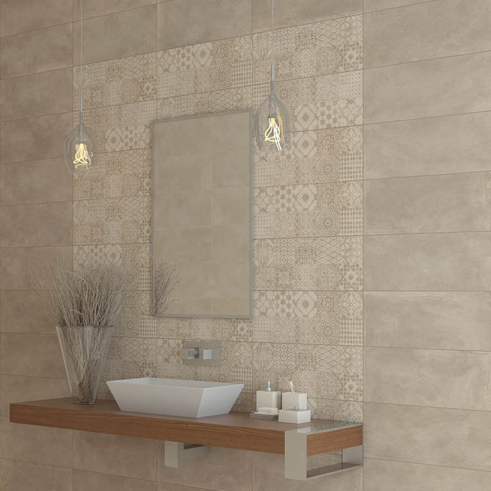 Bagno con mensola portalavabo in legno lucida e muro con rivestimento effetto cementine della collezione Madison di Paul & Co Ceramiche, formato 25x60, colore Pergamon / Taupe