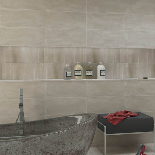 bagno moderno con vasca in pietra lucida, muro con rivestimento effetto cemento industriale della collezione Madison di Paul & Co Ceramiche, formato 25x60, colore grey