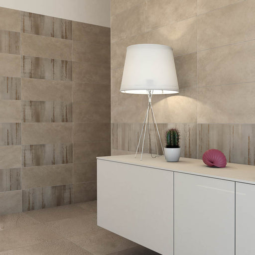 Bagno con mobile sospeso bianco lucido e muro con rivestimento effetto cemento industriale della collezione Madison di Paul & Co Ceramiche, formato 25x60, colore taupe