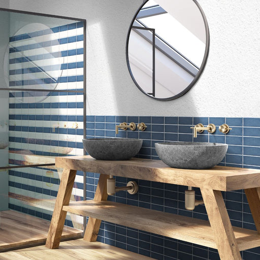 Bagno in stile marino moderno con mobile in legno minimal e doppio lavabo e rivestimento a mattoncino della collezione Crayon nella colorazione Ash Blue e White di Self Style by Keradom.