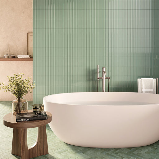 Bagno Moderno con vasca bianca minimal e muro con rivestimento in gres porcellanato effetto mattoncino rigato lucido della collezione Mini di self style by keradom, colore Mint Stripes Glossy, formato piccolo rettangolare 5x15