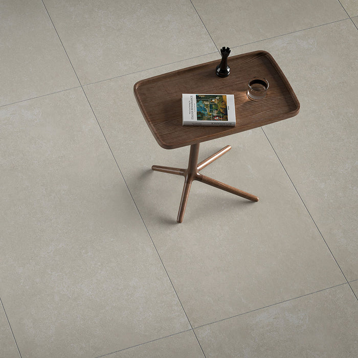 Soggiorno con tavolino in legno e piastrelle per pavimento in gres porcellanato effetto cemento. Collezione Mistery di Idea Ceramica, Colore Sand Formato 60x120 rett 