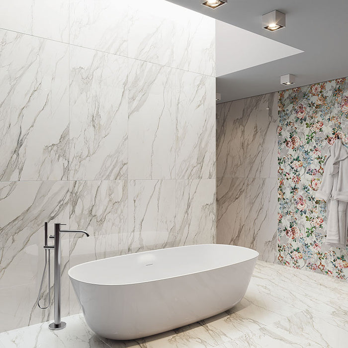 Bagno di lusso moderno ed elegante con vasca bianca,  pavimento e rivestimento in gres porcellanato smaltato lucido effetto marmo della collezione Mito di Paul & Co Ceramiche, formato 60x120, colore Marmo bianco Borghini