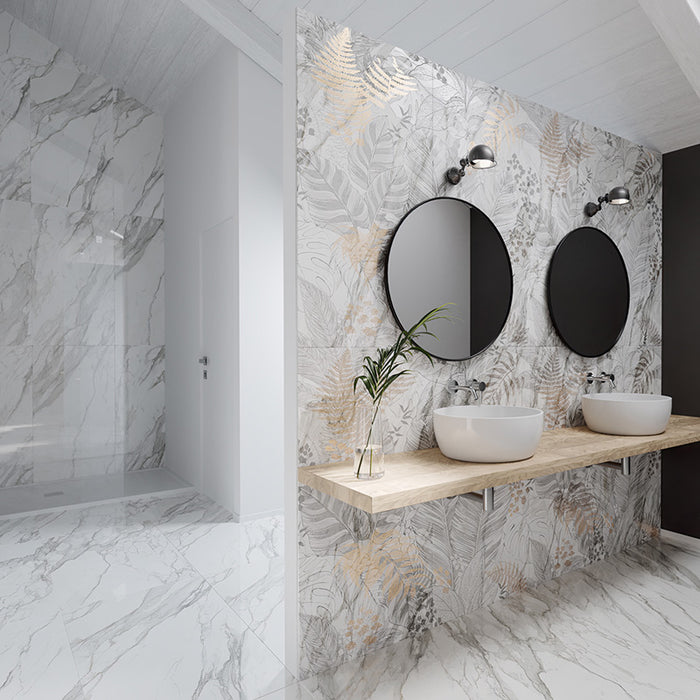 Bagno moderno lussuoso con mobile in legno, pavimento e rivestimento in gres porcellanato smaltato lucido effetto marmo della collezione Mito di Paul & Co Ceramiche, formato 60x120, colore Marmo bianco Borghini