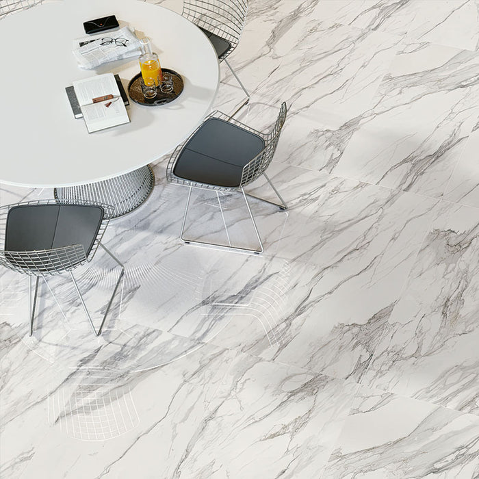 dettaglio soggiorno con tavolo e sedie moderne, pavimento in gres porcellanato smaltato lucido effetto marmo della collezione Mito di Paul & Co Ceramiche, formato 60x120, colore Marmo bianco Borghini