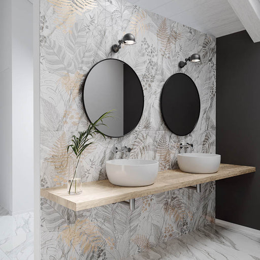 Bagno moderno di lusso con doppio lavandino e doppio specchio, muro con rivestimento in gres porcellanato smaltato lucido effetto marmo DECORATO FLOREALE con dettagli dorati della collezione Mito di Paul & Co Ceramiche, formato 60x120, colore Driadi Borghini