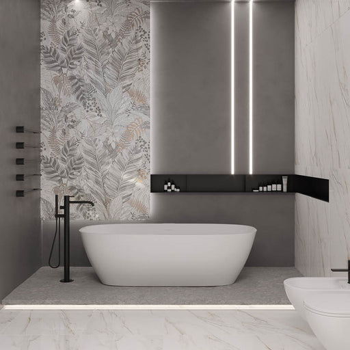 Bagno moderno di lusso con vasca rialzata e rubinetto oro opaco, Muro con rivestimento in gres porcellanato smaltato lucido effetto marmo DECORATO FLOREALE con dettagli dorati della collezione Mito di Paul & Co Ceramiche, formato 60x120, colore Driadi Calacatta Oro