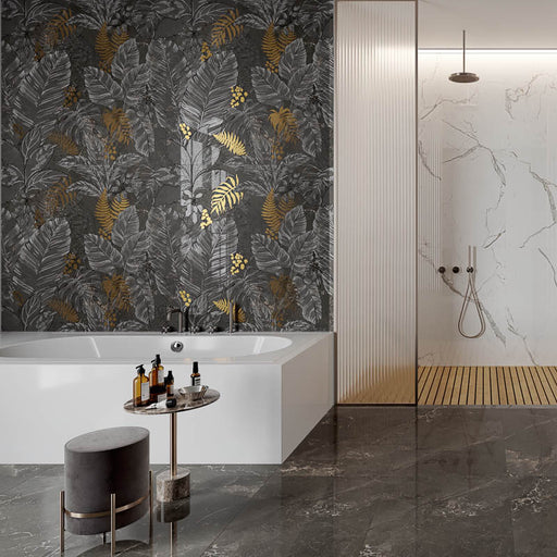 Bagno moderno di lusso con doccia walk in e muro con rivestimento in gres porcellanato smaltato lucido effetto marmo DECORATO FLOREALE con dettagli dorati della collezione Mito di Paul & Co Ceramiche, formato 60x120, colore Driadi Soveraya Grafite