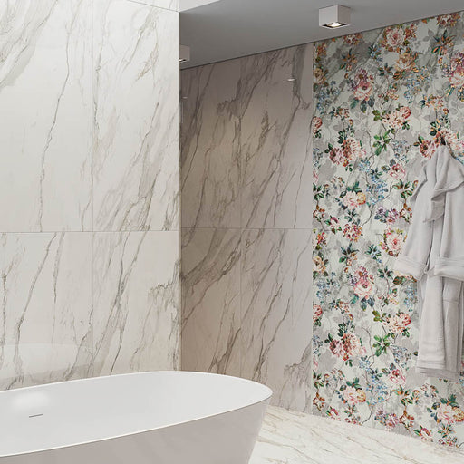 Bagno elegante con vasca e rivestimento in gres porcellanato smaltato lucido effetto marmo DECORATO FLOREALE della collezione Mito di Paul & Co Ceramiche, formato 60x120, colore Mida Borghini