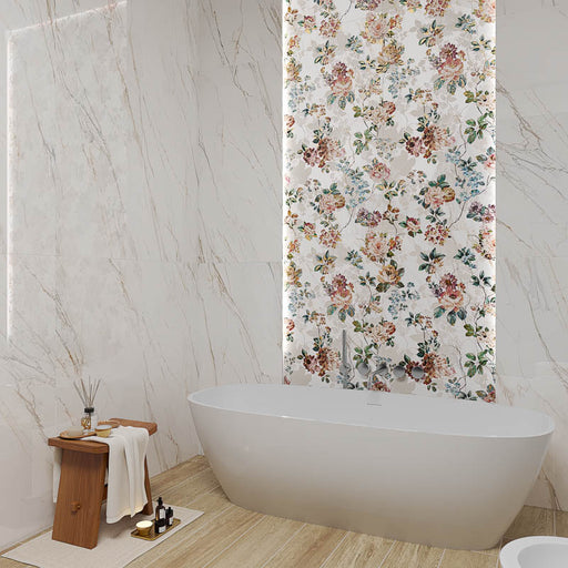 Bagno moderno elegante con vasca bianca e rivestimento in gres porcellanato smaltato lucido effetto marmo DECORATO FLOREALE della collezione Mito di Paul & Co Ceramiche, formato 60x120, colore Mida Calacatta Oro