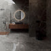 bagno moderno di lusso con piatto doccia e mobile in legno, doccia walk in, pavimento e rivestimento in gres porcellanato smaltato lucido effetto marmo della collezione Mito di Paul & Co Ceramiche, formato 60x120, colore Marmo antracite Soveraya Grafite