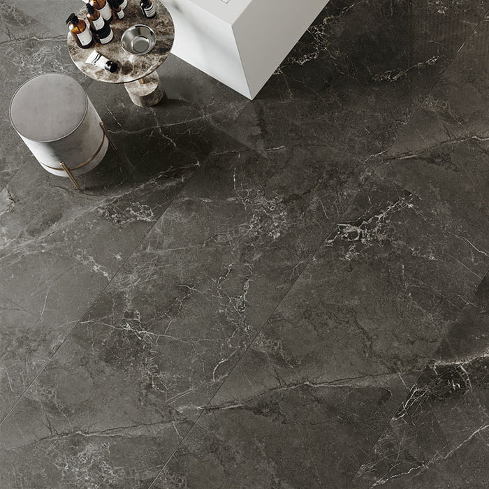 dettaglio piastrelle per pavimento e rivestimento in gres porcellanato smaltato lucido effetto marmo della collezione Mito di Paul & Co Ceramiche, formato 60x120, colore Marmo antracite Soveraya Grafite