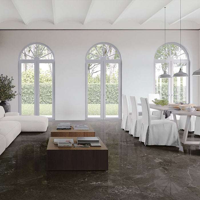 Soggiorno moderno ed elegante con pavimento in gres porcellanato smaltato lucido effetto marmo della collezione Mito di Paul & Co Ceramiche, formato 60x60, colore Marmo antracite Soveraya Grafite