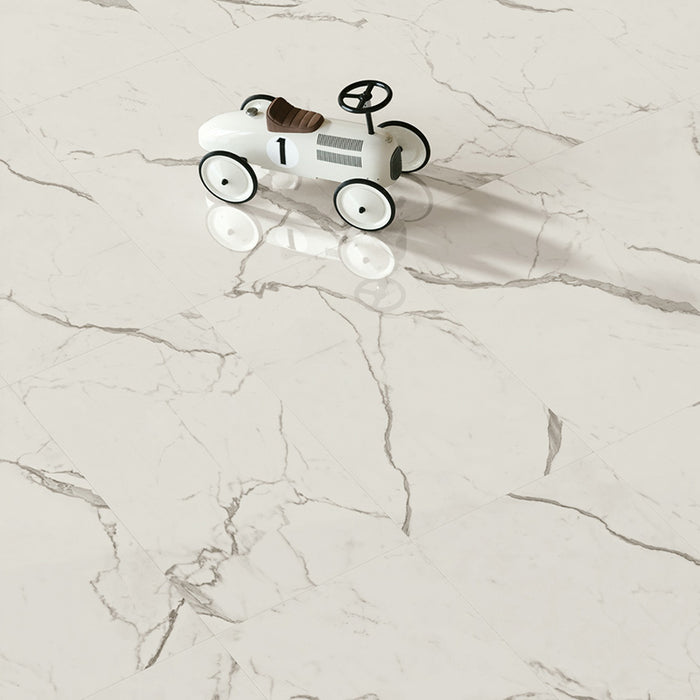dettaglio con giocattolo bimbo e pavimento in gres porcellanato smaltato lucido effetto marmo della collezione Mito di Paul & Co Ceramiche, formato 60x120, colore Marmo bianco Statuario
