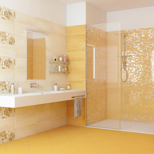 Bagno bianco e giallo con lavandino in ceramica bianco e doccia walk in, pavimento in gres porcellanato smaltato satinato/opaco a tinta unita dai colori pastello della collezione Mood di Paul & Co Ceramiche, formato 31x31, colore Giallo