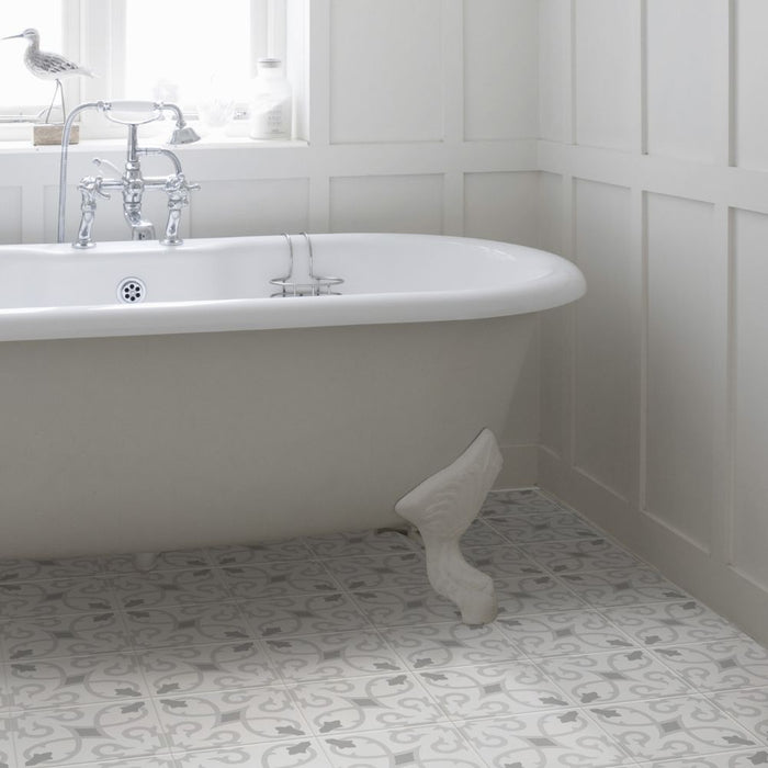 Dettaglio vasca da bagno total White. Pavimento realizzato in Gres porcellanato decorato. Collezione More di Keradom decoro 3.