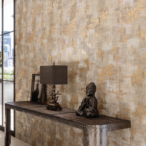 Mobile vintage in legno marrone scuro con statuina orientale e muro con rivestimento in gres porcellanato smaltato opaco effetto cemento DECORATO astratto con dettagli oro lucidi della collezione More! di Paul & Co Ceramiche, formato 60x120, colore Abstract Ivory