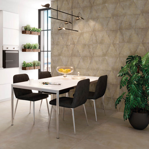 Cucina moderna con tavolo bianco e sedie in tessuto nero, muro con rivestimento in gres porcellanato smaltato opaco effetto cemento DECORATO geometrico con dettagli tono su tono della collezione More! di Paul & Co Ceramiche, formato 60x120, colore Game Ivory