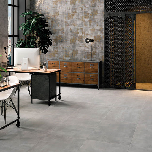 ufficio moderno industrial chic con pavimento in gres porcellanato smaltato effetto cemento della collezione More! di Paul & Co Ceramiche, formato 60x120 grip antiscivolo, colore Ice