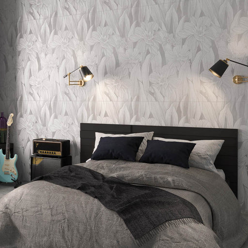 camera da letto moderna con letto nero e muro con rivestimento in gres porcellanato smaltato opaco effetto cemento DECORATO FLOREALE con dettagli tono su tono della collezione More! di Paul & Co Ceramiche, formato 60x120, colore Precious Ice